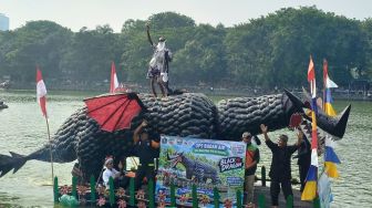 Sampah Plastik Disulap Jadi Perahu Unik, Festival Cilung Bikin Warga Terpukau