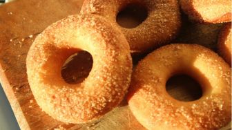 5 Tanda Donat Overproof, Adonan Terlalu Mengembang hingga Kempes