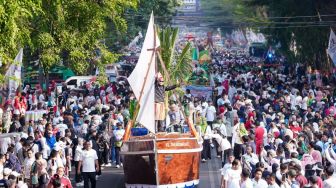 Puluhan Ribu Warga Padati Makassar, Gubernur Andi Sudirman Lepas Jalan Sehat Anti Mager