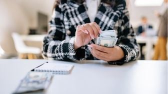 Gaji Baru Masuk, Rencana Menabung Langsung Kalah oleh Keinginan: Relate?