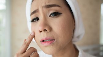 Cara Memakai Bedak Padat agar Tidak Dempul, Hasil Lebih Flawless dan Natural