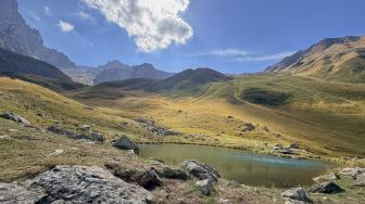 Pemandangan danau kecil yang dikelilingi perbukitan dan pegunungan di kawasan Svaneti, Georgia, Minggu (27/9/2026). [Suara.com/Rizka Chaerani]