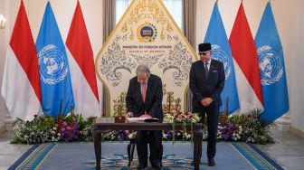 Menteri Luar Negeri Arrmanatha Nasir (kanan) menyaksikan Sekretaris Jenderal (Sekjen) Perserikatan Bangsa-Bangsa (PBB) Antonio Guterres (kiri) menandatangani buku tamu saat kunjungannya di Kantor Kementerian Luar Negeri, Jakarta, Senin (19/10/2026).  [ANTARA FOTO/Fauzan/YU]
