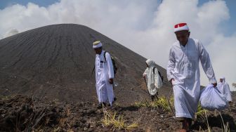 Perangkat Bobato Akhirat Kesultanan Ternate (depan) bersama warga menuju zere (makam keramat) di puncak Gunung Gamalama dalam ritual adat Fere Kie di Ternate, Maluku Utara, Minggu (18/10/2026). [ANTARA FOTO/Andri Saputra/kye]