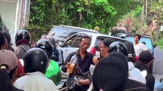 Semua Happy saat BBM Langka, Bapak Ini Bagi-bagi Tuak ke Pengantre Pertalite di Bali