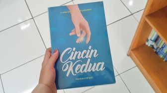 Terjebak di Tengah Masa Lalu yang Belum Usai dalam Novel Cincin Kedua