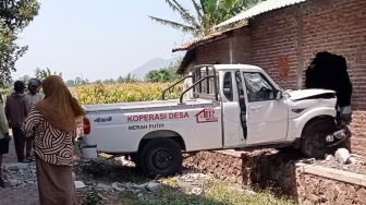 Mobil Operasional KDKMP Tabrak Rumah Warga Sampai Tembok Jebol