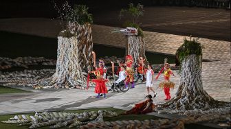 Atlet tuan rumah Jepang membawa obor dalam upacara pembukaan Asian Para Games 2026 di Stadion Paloma Mizuho, Nagoya, Aichi, Jepang, Minggu (18/10/2026). [ANTARA FOTO/Mohammad Ayudha/kye]