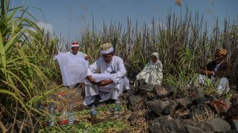 Sejumlah perangkat Bobato Akhirat Kesultanan Ternate (kanan) berziarah ke zere (makam keramat) di puncak Gunung Gamalama dalam ritual adat Fere Kie di Ternate, Maluku Utara, Minggu (18/10/2026). [ANTARA FOTO/Andri Saputra/kye]