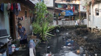Warga beraktivitas di bantaran Anak Kali Krukut, kawasan Kebon Melati, Tanah Abang, Jakarta, Senin (19/10/2026). [Suara.com/Alfian Winanto]