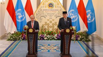 Menteri Luar Negeri Arrmanatha Nasir (kanan) dan Sekretaris Jenderal (Sekjen) Perserikatan Bangsa-Bangsa (PBB) Antonio Guterres (kiri) menyampaikan keterangan usai kunjungannya di Kantor Kementerian Luar Negeri, Jakarta, Senin (19/10/2026). [ANTARA FOTO/Fauzan/YU]