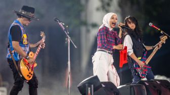 Grup band Kotak menghibur penonton pada pembukaan Liga Wanita Indonesia di Stadion Madya, Senayan, Jakarta, Minggu (18/10/2026). [ANTARA FOTO/Bayu Pratama S/kye]
