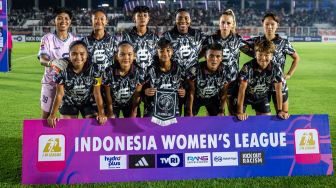 Kesebelasan FC Bekasi City Women berfoto bersama sebelum bertanding melawan Persija Jakarta Women dalam laga Liga Wanita Indonesia di Stadion Madya, Senayan, Jakarta, Minggu (18/10/2026). [ANTARA FOTO/Bayu Pratama S/kye]