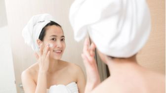 4 Brightening Sunscreen Non Comedogenic, Rahasia Cerah Tanpa Clogged Pores