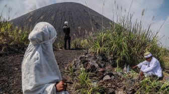 Perangkat Bobato Akhirat Kesultanan Ternate (kanan) berziarah ke zere (makam keramat) di puncak Gunung Gamalama dalam ritual adat Fere Kie di Ternate, Maluku Utara, Minggu (18/10/2026). [ANTARA FOTO/Andri Saputra/kye]
