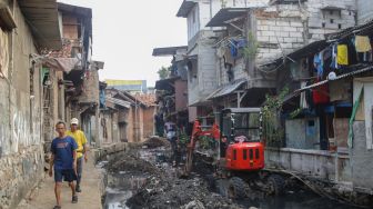 Warga beraktivitas di bantaran Anak Kali Krukut, kawasan Kebon Melati, Tanah Abang, Jakarta, Senin (19/10/2026). [Suara.com/Alfian Winanto]