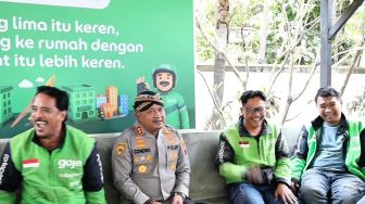 Guyonan Mbah Con Cairkan Suasana, Kapolresta Solo Ngariung Bareng Driver Ojol