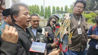 Hadiri Sidang Bawa Wayang Petruk dan Gajah, Roy Suryo Sindir Hubungan Jokowi-PSI?