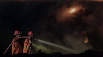 Angin Kencang, Api Kebakaran TPS Lampung Tengah Belum Juga Padam