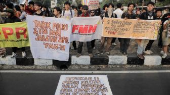 Massa dari berbagai elemen Mahasiswa dan masyarakat saat mengikuti aksi unjuk rasa peringatan dua tahun pemerintahan Prabowo-Gibran di Tugu Tani, Jakarta, Selasa (20/10/2026). [Suara.com/Alfian Winanto]