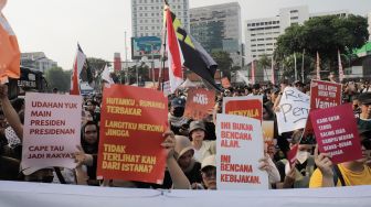 Massa dari berbagai elemen Mahasiswa dan masyarakat saat mengikuti aksi unjuk rasa peringatan dua tahun pemerintahan Prabowo-Gibran di Tugu Tani, Jakarta, Selasa (20/10/2026). [Suara.com/Alfian Winanto]