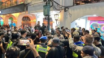 Sempat Lempar Mercon dan Batu, Massa Mahasiswa di DPRD DIY Akhirnya Dibubarkan