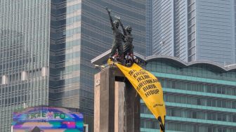 Dari Puncak Monumen HI, Greenpeace Kibarkan Bendera 'Tangani Krisis Iklim, Turunkan Biaya Hidup'