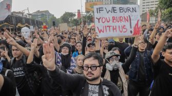 Massa dari berbagai elemen Mahasiswa dan masyarakat saat mengikuti aksi unjuk rasa peringatan dua tahun pemerintahan Prabowo-Gibran di Tugu Tani, Jakarta, Selasa (20/10/2026). [Suara.com/Alfian Winanto]