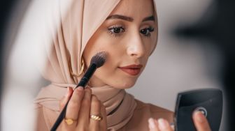 Bagaimana Cara Mengunci Bedak Padat agar Tidak Luntur saat Pakai Masker? Ikuti 7 Tips Ini