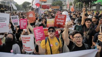 Massa dari berbagai elemen Mahasiswa dan masyarakat saat mengikuti aksi unjuk rasa peringatan dua tahun pemerintahan Prabowo-Gibran di Tugu Tani, Jakarta, Selasa (20/10/2026). [Suara.com/Alfian Winanto]