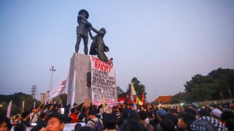 Massa dari berbagai elemen Mahasiswa dan masyarakat saat mengikuti aksi unjuk rasa dua tahun pemerintahan Prabowo-Gibran di Tugu Tani, Jakarta, Selasa (20/10/2026). [Suara.com/Alfian Winanto]
