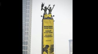 Greenpeace Bentangkan Spanduk di Monumen Selamat Datang, Kritik 2 Tahun Rezim Prabowo-Gibran