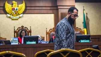 Pemilik PT Zahra Oto Mandiri sekaligus Direktur Uhud Tour Khalid Basalamah berjalan memasuki ruang sidang untuk menjadi saksi kasus dugaan korupsi pembagian kuota dan penyelenggaraan haji di Kementerian Agama (Kemenag) tahun 2023-2024 di Pengadilan Tipikor, Jakarta, Selasa (20/10/2026). [ANTARA FOTO/Muhammad Adimaja/nz]