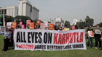 Massa dari berbagai elemen Mahasiswa dan masyarakat saat mengikuti aksi unjuk rasa peringatan dua tahun pemerintahan Prabowo-Gibran di Tugu Tani, Jakarta, Selasa (20/10/2026). [Suara.com/Alfian Winanto]