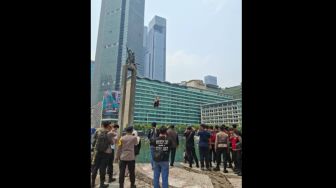 Dibantu Damkar, Aktivis Greenpeace Turun dari Tugu Selamat Datang dengan Flying Fox