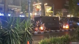 Truk Dalmas Diserang Bom Molotov di Dago Bandung, Tiga Polisi Terluka