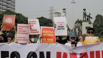 Massa dari berbagai elemen Mahasiswa dan masyarakat saat mengikuti aksi unjuk rasa dua tahun pemerintahan Prabowo-Gibran di Tugu Tani, Jakarta, Selasa (20/10/2026). [Suara.com/Alfian Winanto]