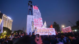 Massa dari berbagai elemen Mahasiswa dan masyarakat saat mengikuti aksi unjuk rasa dua tahun pemerintahan Prabowo-Gibran di Tugu Tani, Jakarta, Selasa (20/10/2026). [Suara.com/Alfian Winanto]