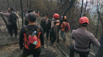 Karhutla Gunung Lawu Capai 230 Hektare, Angin Kencang Hambat Pemadaman dari Udara