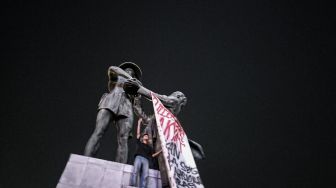 Tembus Penjagaan, Spanduk Protes 2 Tahun Rezim Prabowo Berkibar di Monumen Tugu Tani