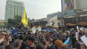 Tensi Meningkat, Massa Aksi Mulai Tutup Sebagian Jalan Menteng Raya