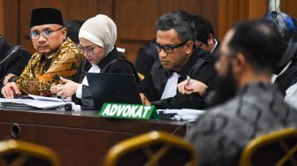 Terdakwa kasus dugaan korupsi pembagian kuota dan penyelenggaraan haji di Kementerian Agama tahun 2023-2024 Yaqut Cholil Qoumas (kiri) mendengarkan keterangan saksi pemilik PT Zahra Oto Mandiri sekaligus Direktur Uhud Tour Khalid Basalamah di Pengadilan Tipikor, Jakarta, Selasa (20/10/2026). [ANTARA FOTO/Muhammad Adimaja/nz]