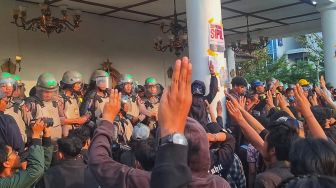 Aksi Mahasiswa di DPRD DIY Memanas, Kaca Pintu Pecah dan Tembok Dicoret