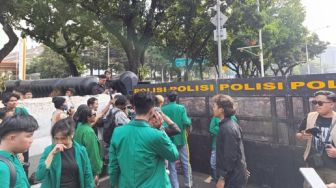 Demo Dua Tahun Prabowo-Gibran, Jalan Menuju Patung Kuda Ditutup dan Mahasiswa Tertahan Barikade