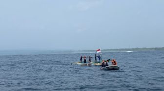 Berangkat Subuh Hanya Perahu yang Pulang: Nelayan Pesisir Barat Hilang Diterjang Ombak 2,5 Meter