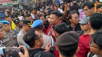 Tuntut Evaluasi Makan Bergizi Gratis dan Karhutla, Demo Mahasiswa di Tugu Kartasura Nyaris Ricuh