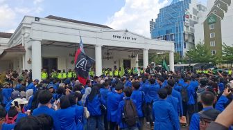 Dua Tahun Prabowo-Gibran, Ribuan Mahasiswa Yogyakarta Geruduk DPRD, Layangkan 7 Tuntutan