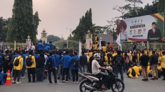 Mahasiswa Demo Karhutla di Kantor Gubernur Riau, SF Hariyanto Tak Ada
