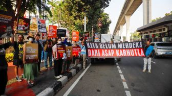 Sejumlah aktivis saat melakukan aksi di depan kantor ASEAN, Jakarta, Rabu (21/10/2026). [Suara.com/Alfian Winanto]