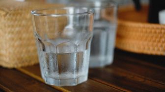 Mengapa Gelas Minuman Dingin Basah? Ini Penjelasan Ilmiahnya